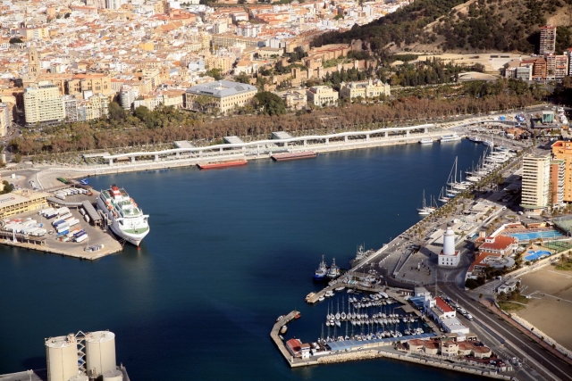 Sobrevolando el puerto de Malaga.jpg